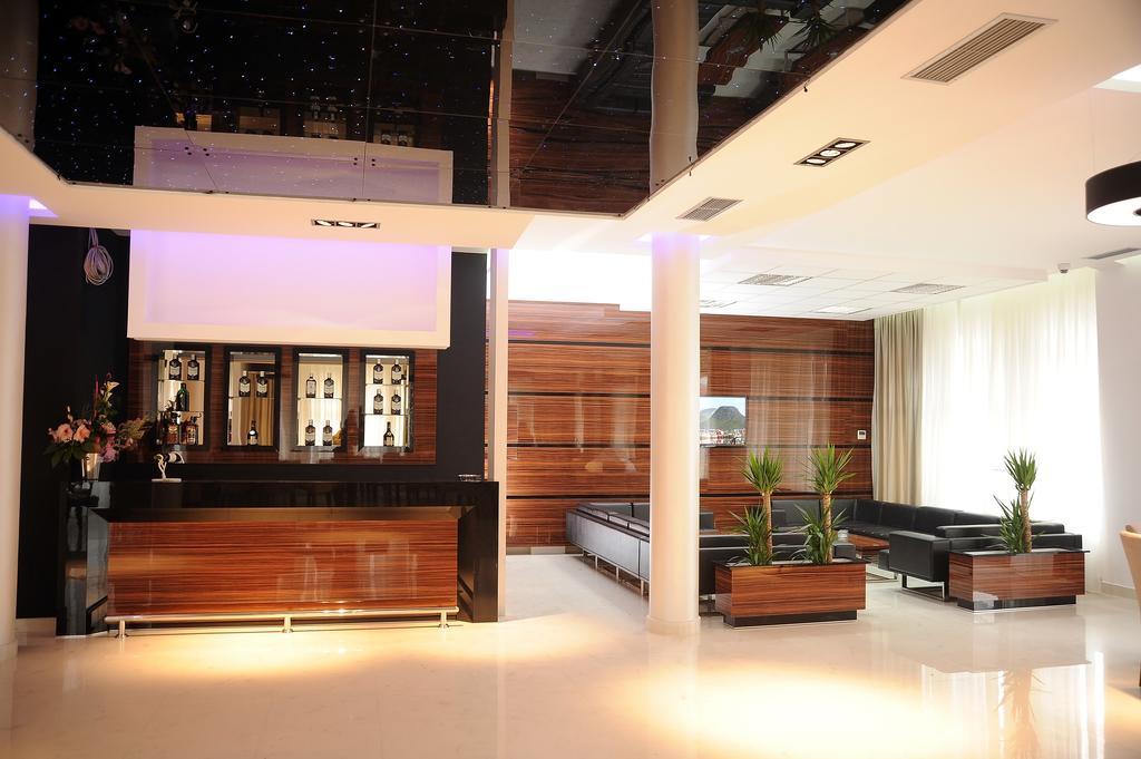 Garni Uni Elita Lux Hotel Ni 外观 照片
