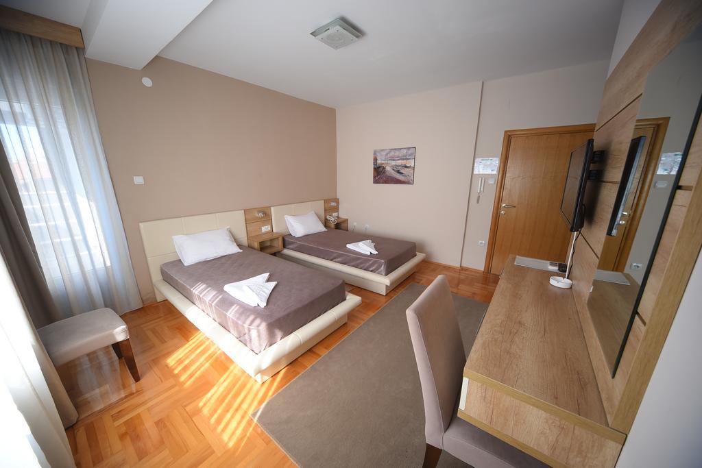 Garni Uni Elita Lux Hotel Ni 外观 照片